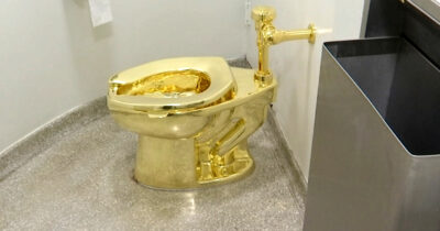 Copertina di Il water d’oro massiccio di Maurizio Cattelan venduto per 12 milioni di dollari: delusione per il venditore