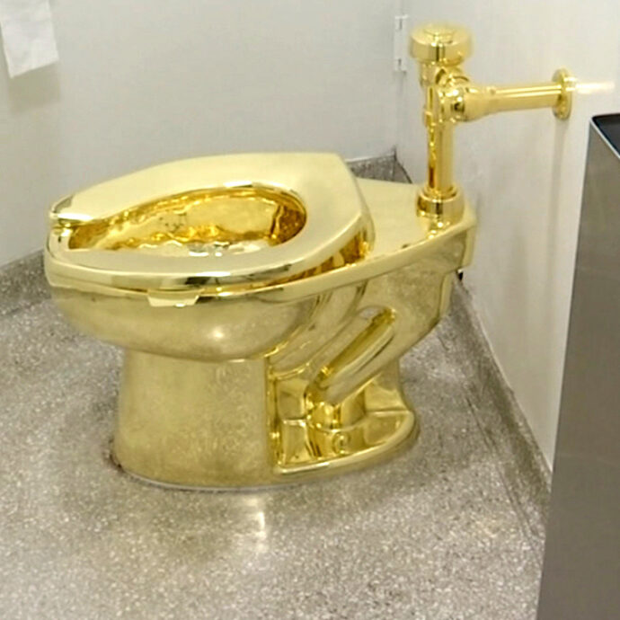 Il water d’oro di Cattelan all’asta per 10 milioni di dollari: “Se mangi un pasto da 200 dollari o un hot dog da 2, il risultato quando vai in bagno è lo stesso”