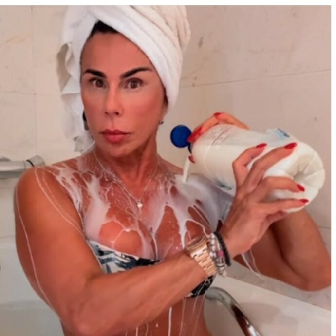 “Seppellisco i ricordi dei miei ex. Non si tratta di vendetta, ma di purificazione”: nonna influencer sotterra biancheria intima e telefono per dimenticare