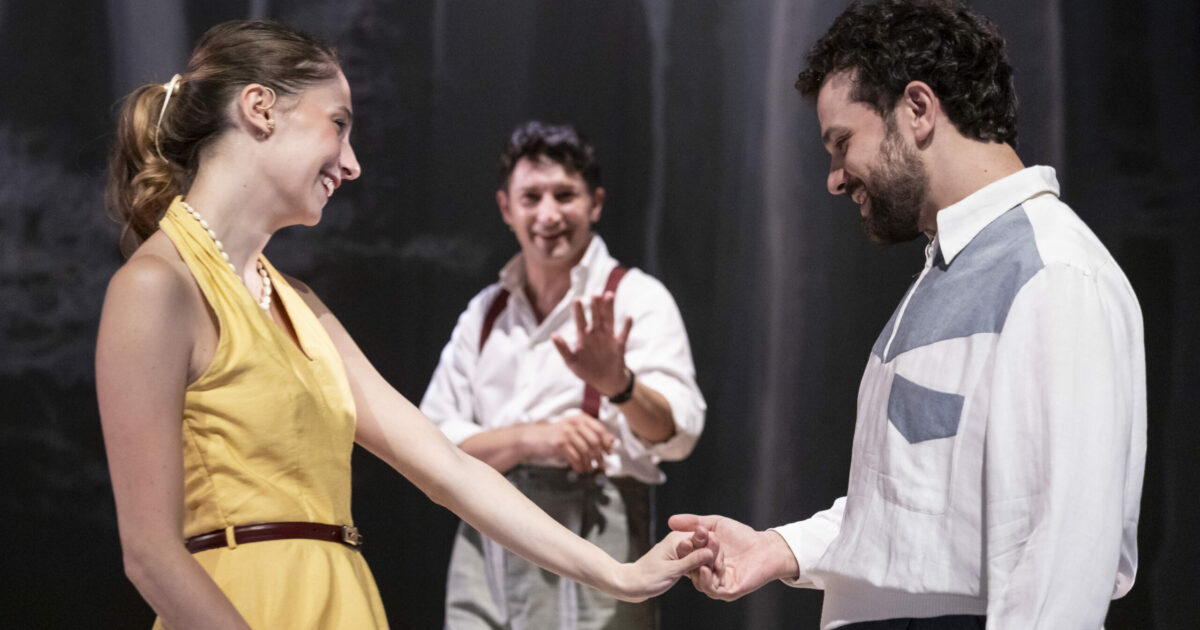 Cinismo, ambizione e sete di denaro sulle vittime della guerra: dopo 52 anni “Erano tutti i miei figli” di Arthur Miller ci insegna che nulla è cambiato (né cambierà) Cinismo, ambizione e sete di denaro sulle vittime della guerra: dopo 52 anni “Erano tutti i miei figli” di Arthur Miller ci insegna che nulla è cambiato (né cambierà)