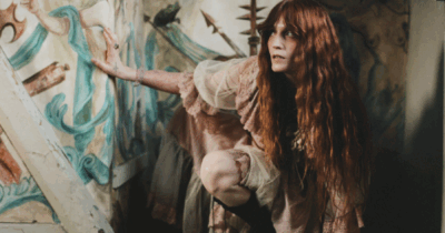 Copertina di “Non sapevo di avere un’emorragia interna, ho lavorato lo stesso”: Florence Welch racconta della gravidanza extrauterina e la rottura di una tuba di Falloppio