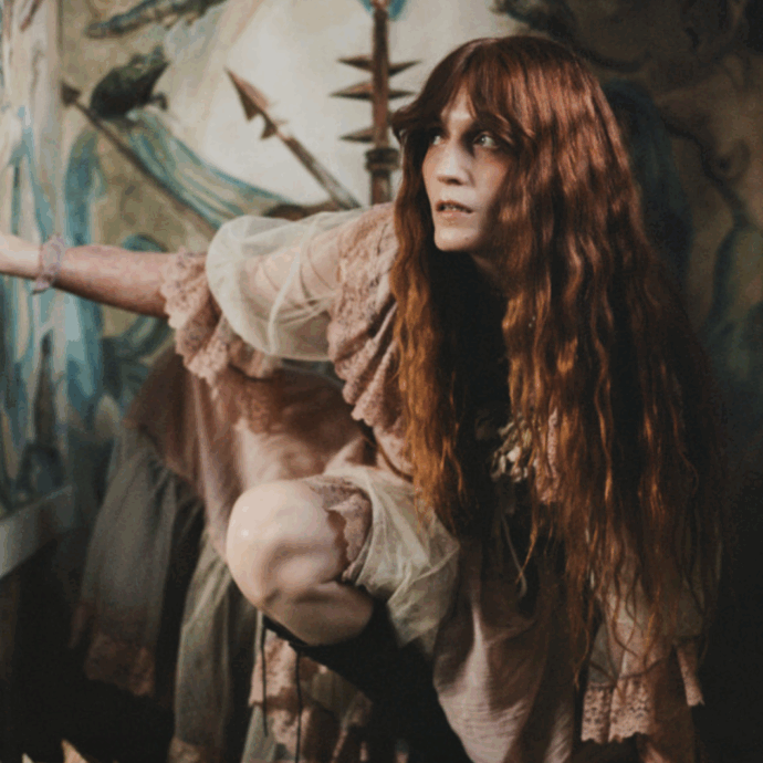 “Non sapevo di avere un’emorragia interna, ho lavorato lo stesso”: Florence Welch racconta della gravidanza extrauterina e la rottura di una tuba di Falloppio