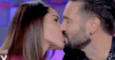 Copertina di “Dopo averci provato per 5 anni arriverà il bebè, eravamo pronti per la fecondazione. L’amore libero? Basta, ora c’è nostro figlio”: così Alex Belli e Delia Duran