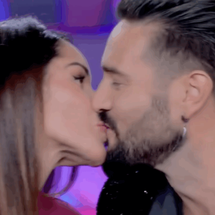 “Dopo averci provato per 5 anni arriverà il bebè, eravamo pronti per la fecondazione. L’amore libero? Basta, ora c’è nostro figlio”: così Alex Belli e Delia Duran