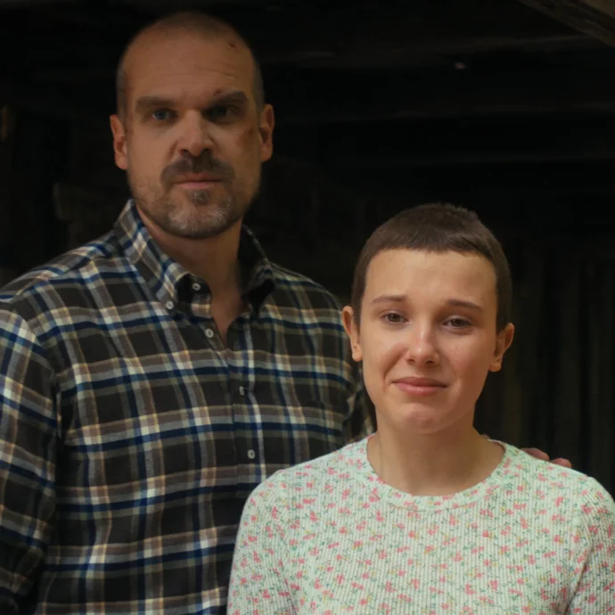 Millie Bobby Brown ha denunciato per molestie e bullismo il collega di “Stranger Things” David Harbour: “L’ha fatto prima di girare l’ultima stagione”