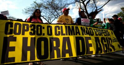 Copertina di Cop30 in Brasile, dalle fonti fossili alla finanza, gli obiettivi e i ruoli delle super potenze: Usa defilati, Pechino a dominare sui dossier. Per l’Ue un bivio