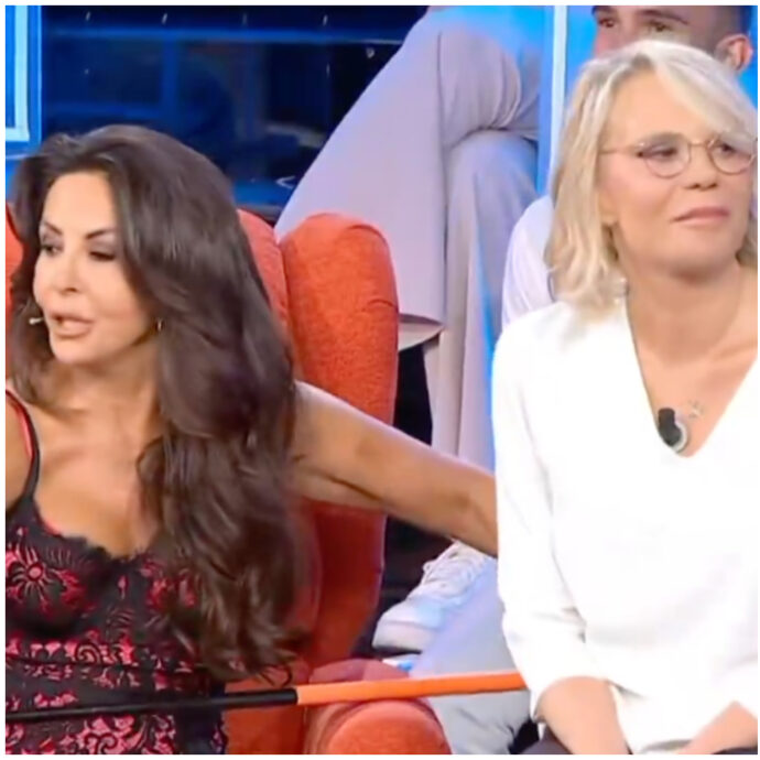 “Questa me fa morì qualche puntata…”: Sabrina Ferilli dà una bastonata a Maria De Filippi – VIDEO