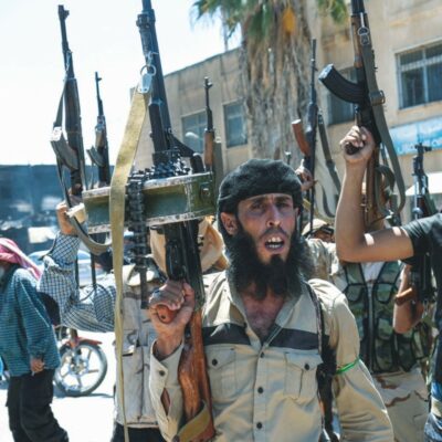 Copertina di Siria, raid e vendette sulle minoranze: il nuovo regime è peggio di quello degli Assad