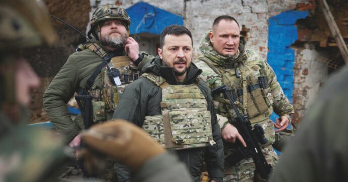 Ucraina, Zelensky non ritira i soldati: c’è rischio strage a Pokrovsk