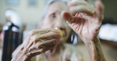 Copertina di La Legge Anziani finora è un flop: gli aiuti sono arrivati solo a 2mila persone