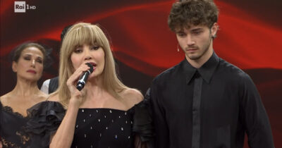 Copertina di “Vogliamo ancora farti sorridere”: Milly Carlucci commossa per Andrea Delogu, assente a “Ballando con le stelle” per il lutto. Non si sa se tornerà in pista