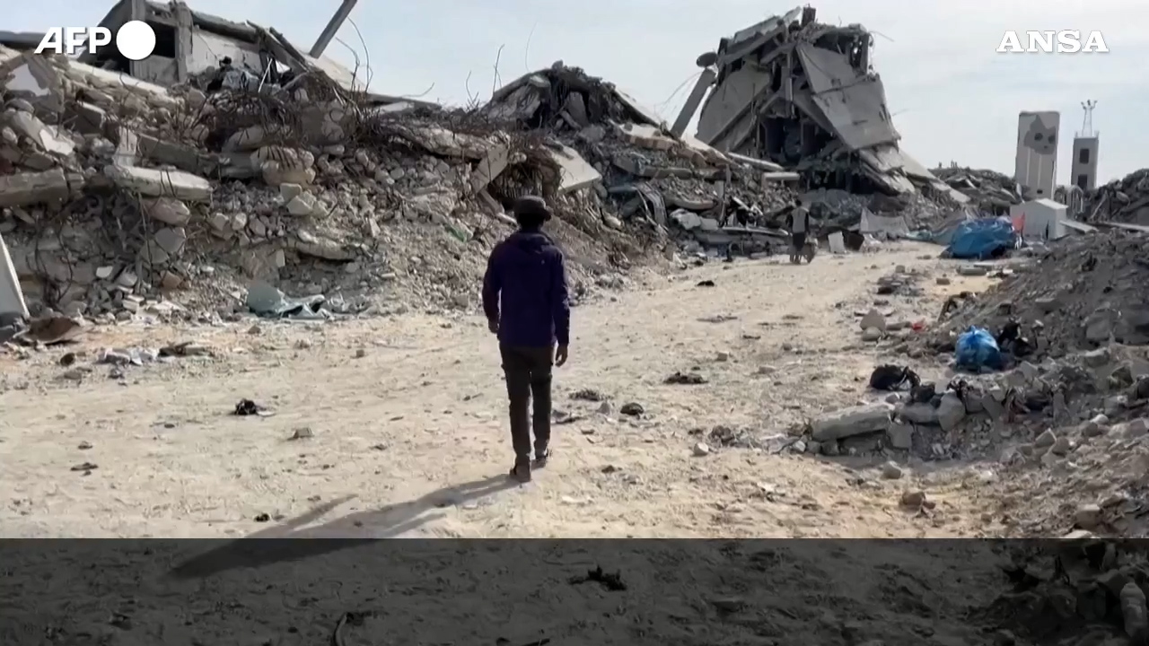 qui la vita 232 impossibile le testimonianze dei palestinesi nella striscia di gaza vicino la linea gialla dell8217idf