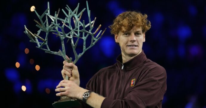 Sinner torna numero uno al mondo: trionfo a Parigi in due set contro Auger-Aliassime. L’azzurro: “Gli ultimi due mesi sono stati pazzeschi”