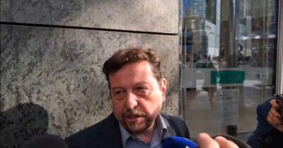 Copertina di Donna accoltellata in piazza Gae Aulenti a Milano, il testimone: “Aveva il pugnale nella schiena” – Video