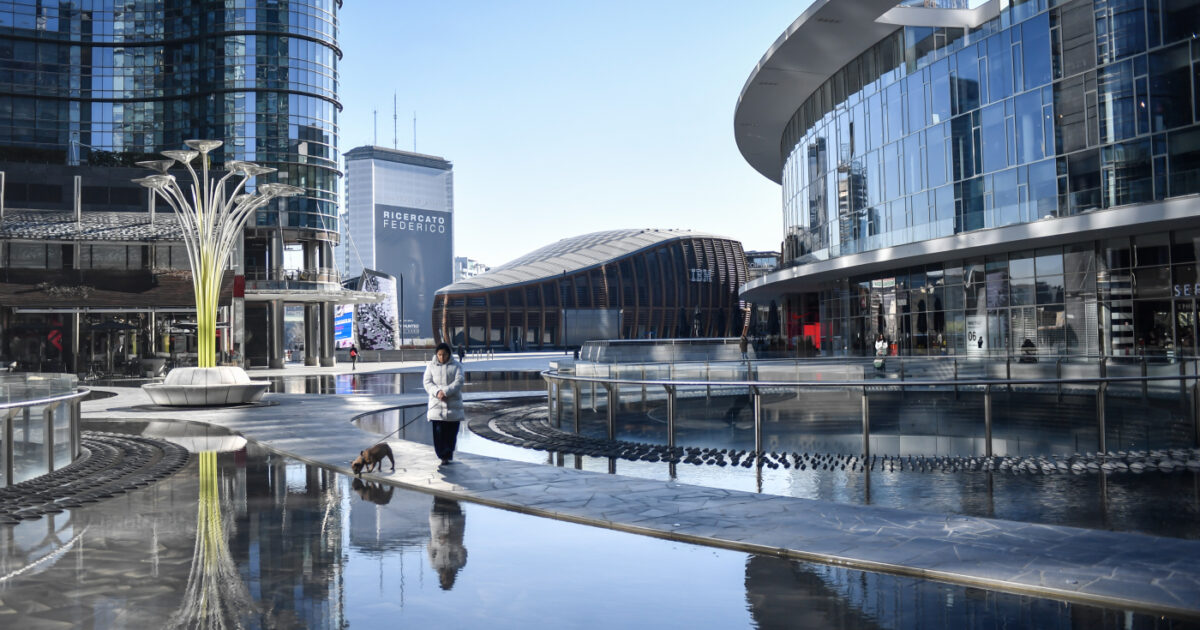 donna accoltellata in piazza gae aulenti a milano 232 gravissima