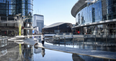 Copertina di Donna accoltellata in piazza Gae Aulenti a Milano: è gravissima