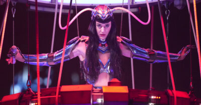 Copertina di “Grazie per la pazienza”: Katy Perry e i suoi fan bloccati a Bologna per 45 minuti per un guasto tecnico poi il concerto è partito (ma non è la prima volta)