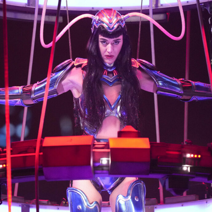 “Grazie per la pazienza”: Katy Perry e i suoi fan bloccati a Bologna per 45 minuti per un guasto tecnico poi il concerto è partito (ma non è la prima volta)