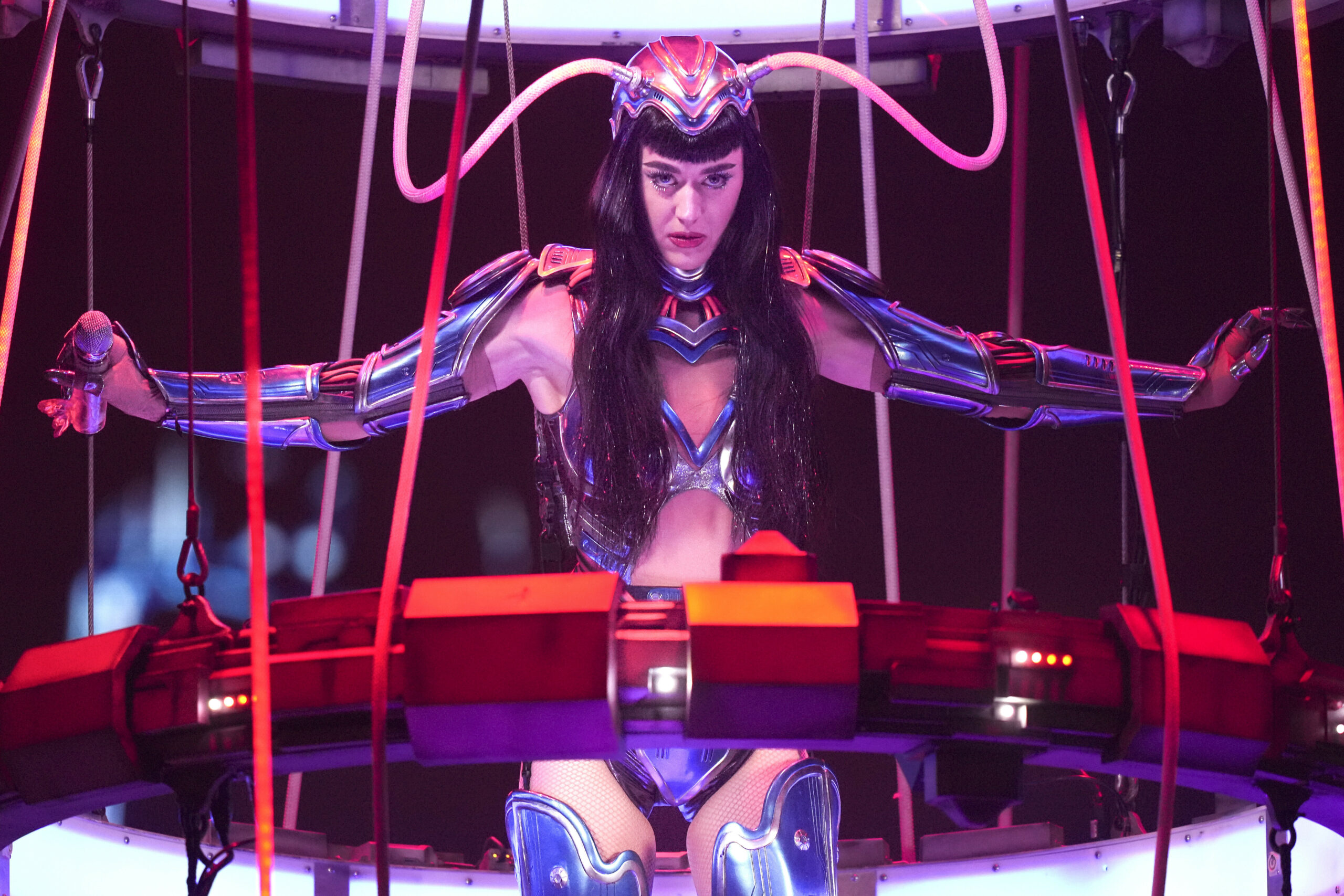 “Grazie per la pazienza”: Katy Perry e i suoi fan bloccati a Bologna per 45 minuti per un guasto tecnico poi il concerto è partito (ma non è la prima volta)