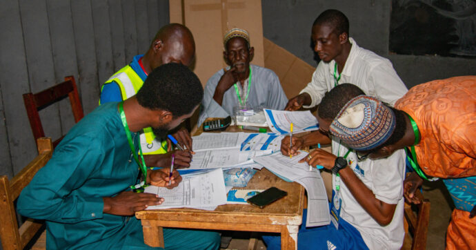 Giovani africani in rivolta contro i regimi mascherati da democrazie in Tanzania e Camerun