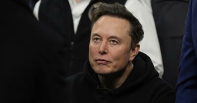 Copertina di “Elon Musk è invecchiato di colpo, lo stress lo sta distruggendo. Rischia infarti e ictus”: l’allarme del dottor Stuart Fischer