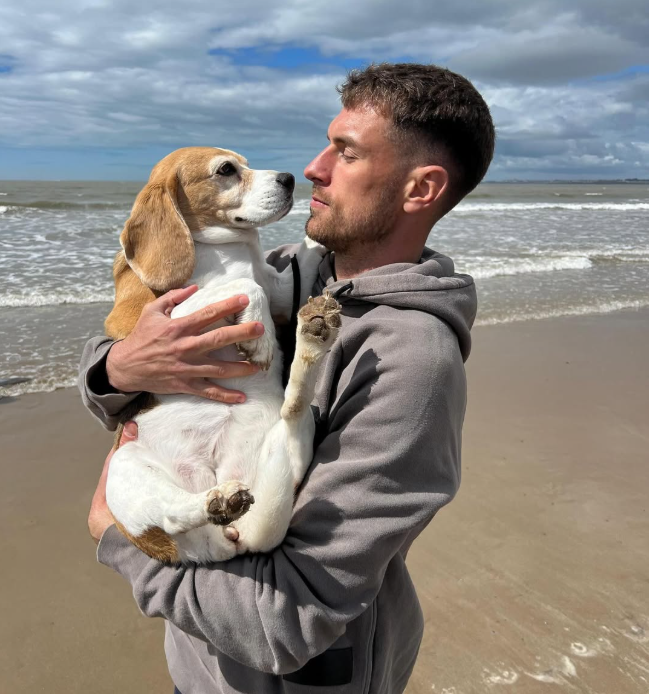 “Cosa darei per stringerti per un’ultima volta, Halo”: Aron Ramsey lascia il Messico dopo aver smarrito la sua cagnolina “Cosa darei per stringerti per un’ultima volta, Halo”: Aron Ramsey lascia il Messico dopo aver smarrito la sua cagnolina