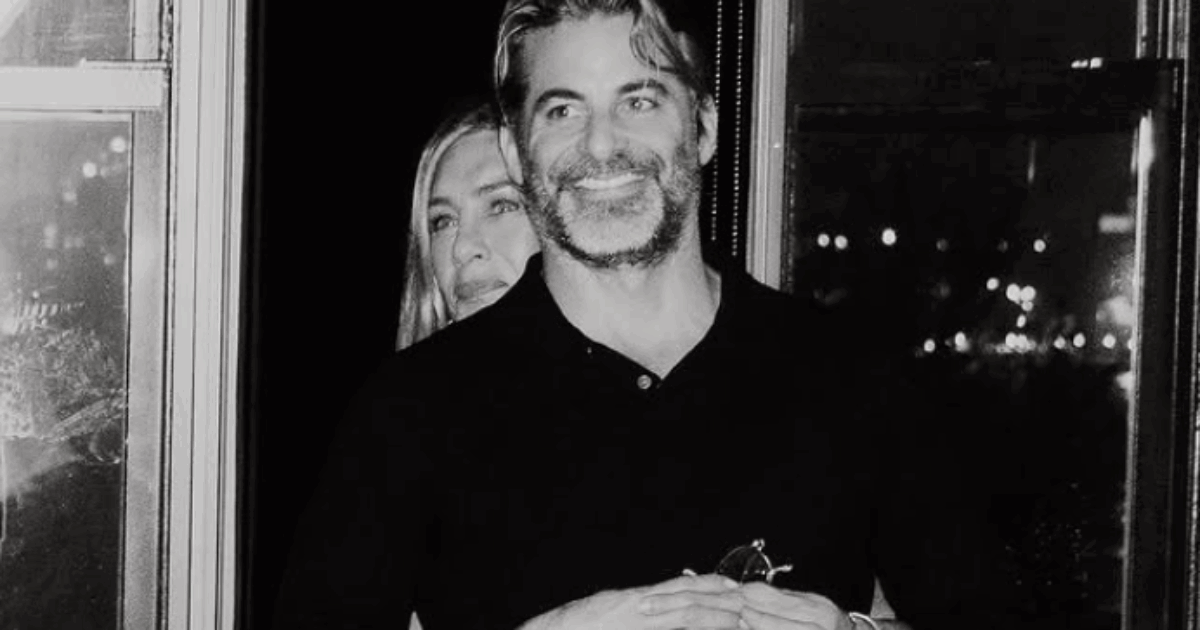 “Amore mio, tesoro”: Jennifer Aniston rompe il silenzio e ufficializza la relazione con Jim Curtis, ecco chi è il suo nuovo fidanzato