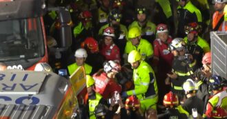 Copertina di Crollo della Torre dei Conti, le immagini del recupero dell’operaio rimasto per ore sotto le macerie. Video
