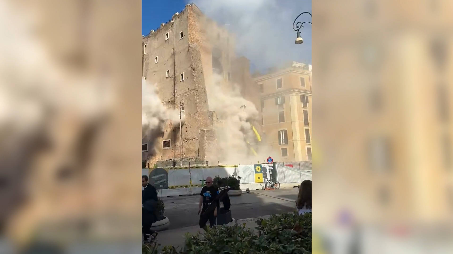 crollo torre dei conti a roma il video dell8217incidente il collasso all8217interno della struttura