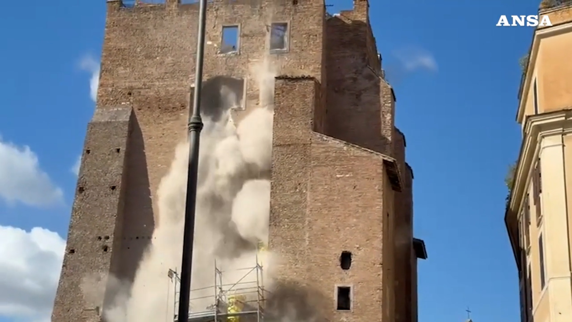 Torre dei Conti, il video del secondo cedimento: crolla la parte sommitale della struttura
