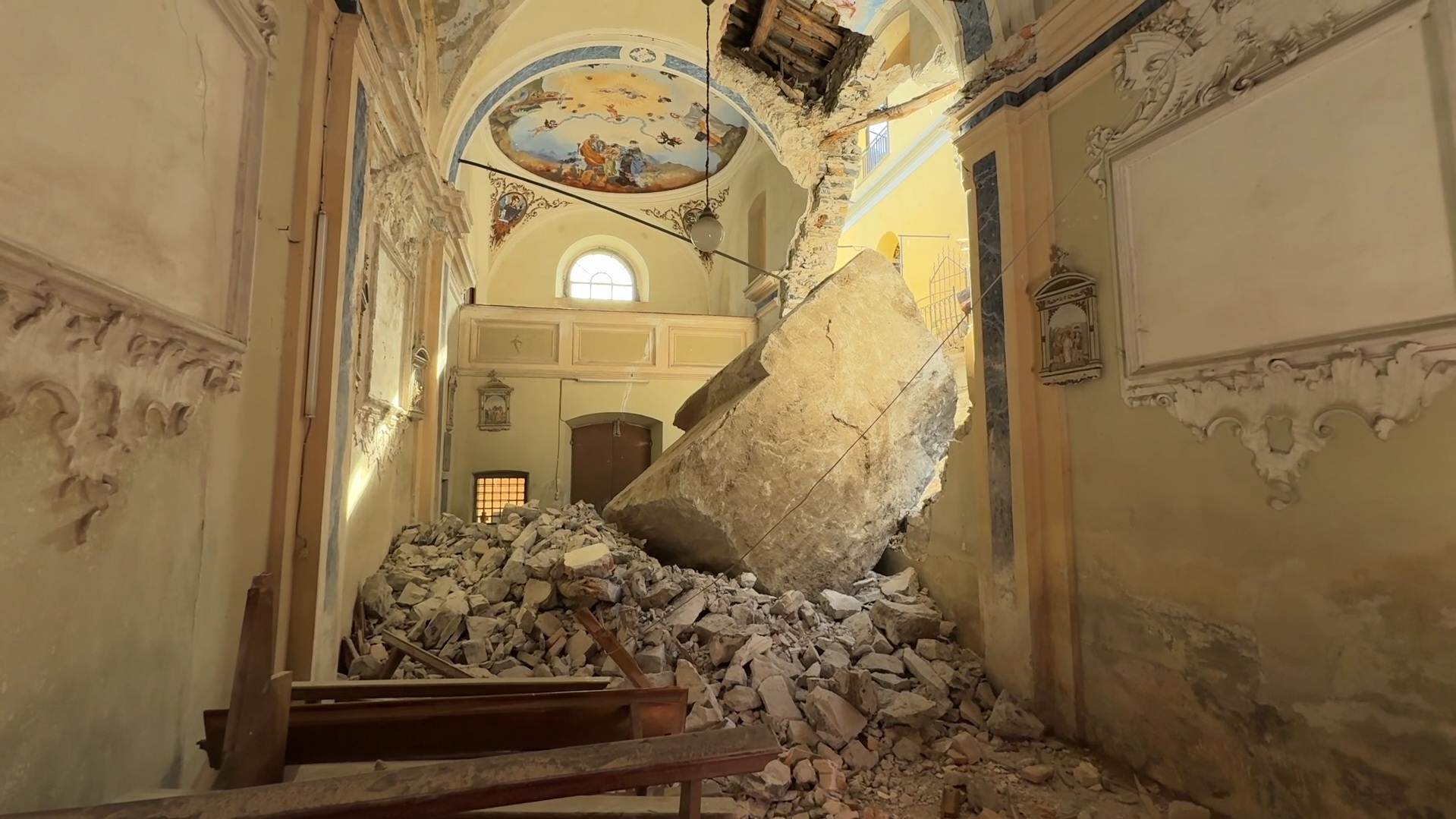 Masso sfonda la parete di una chiesa nel Comasco, il distacco causato dalle forti piogge: il video dell’interno