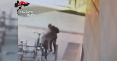 Copertina di Donna accoltellata in Gae Aulenti a Milano, il momento della pugnalata: il video diffuso dai carabinieri