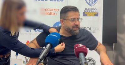 Copertina di “Con l’ultima donna che ha fatto così ho fatto quattro figli”: la frase sessista del direttore sportivo del Brindisi Calcio