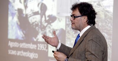 Copertina di Crisi climatica, lo storico Tecchiati: “Le società preistoriche avevano un legame fisico con la Natura, che noi abbiamo perso”