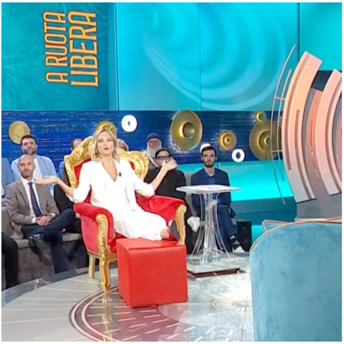 “Scusate il piede, so che tu hai un debole però in questo caso è un piede rotto”: Francesca Fialdini scherza sull’infortunio con Rosa Chemical