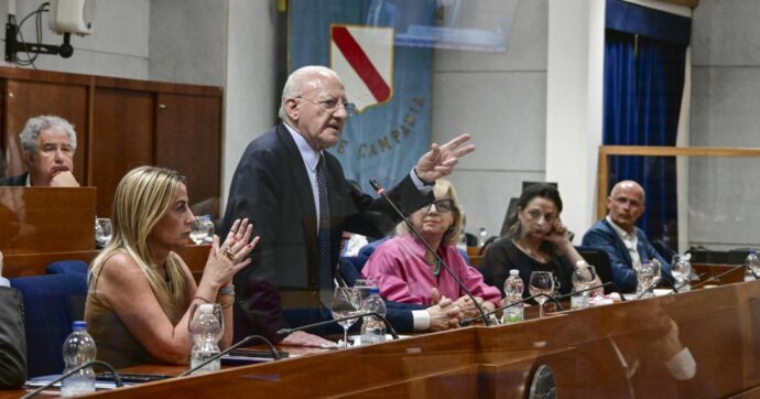 Campania, nell’ultima legislatura il 52% non ha rispettato il mandato