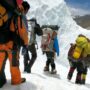 Copertina di Truffe sull’Everest, le guide avvelenano i turisti per raggirare le assicurazioni (con finti soccorsi in elicottero)