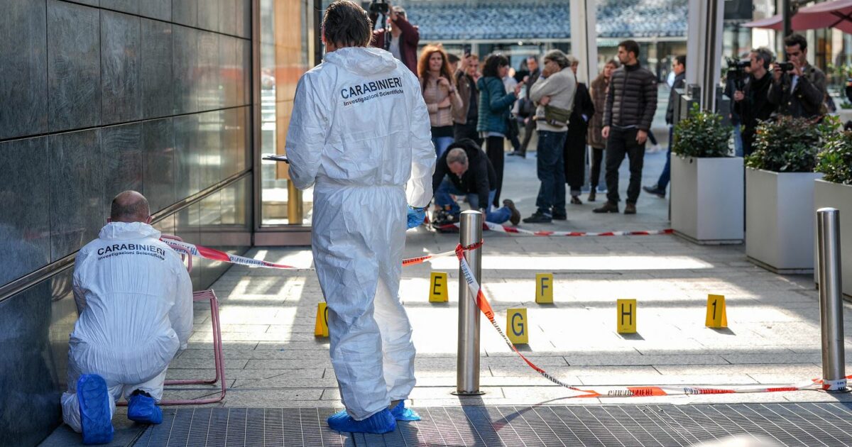 Donna accoltellata in piazza Gae Aulenti: la foto del sospettato in fuga, la vittima dirigente di Finlombarda. Cosa sappiamo Donna accoltellata in piazza Gae Aulenti: la foto del sospettato in fuga, la vittima dirigente di Finlombarda. Cosa sappiamo