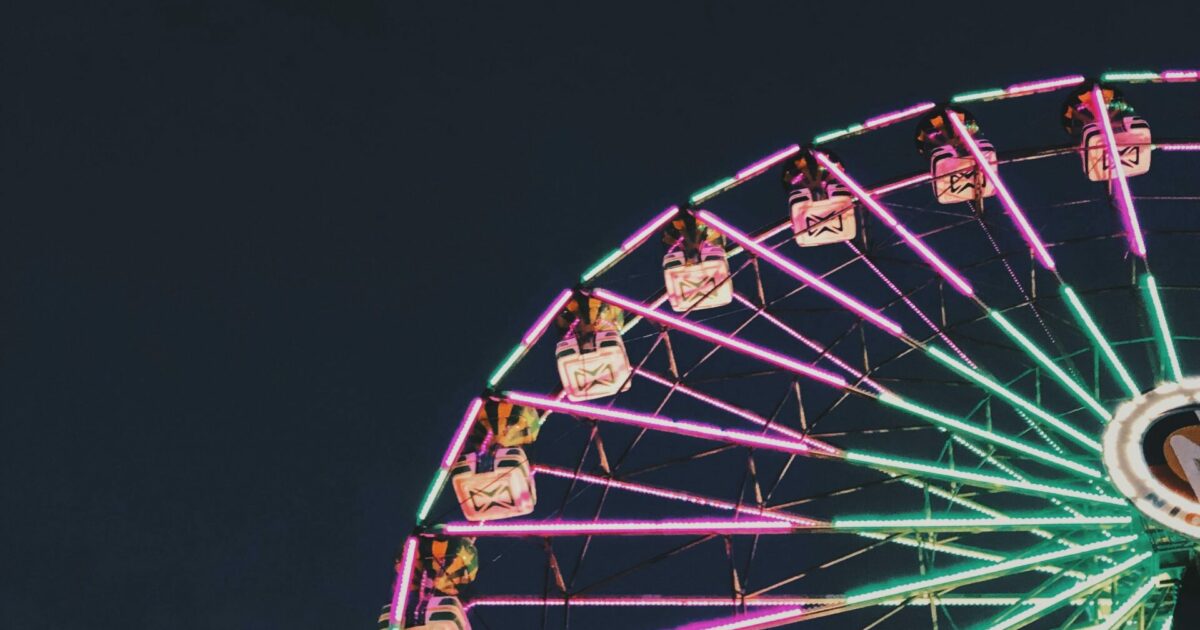 “Non salirò mai più su una ruota panoramica”: panico in un parco divertimenti, due ragazze ricoverate dopo essere state scaraventate a terra