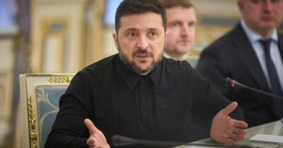 Copertina di Corruzione, l’Ue avverte l’Ucraina: “Lo scandalo vi danneggia la reputazione”. E Zelensky sanziona il suo sodale indagato