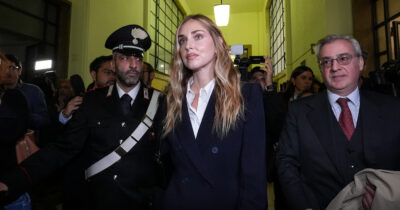 Copertina di “È una fase difficile della mia vita”: Chiara Ferragni in tribunale a Milano per l’udienza sul Pandoro Gate