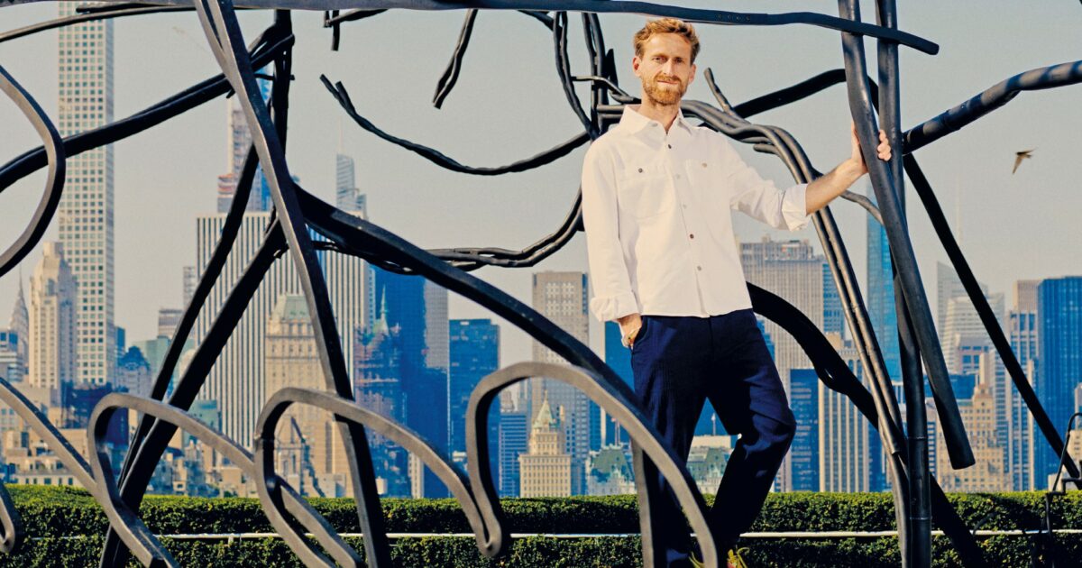 Petrit Halilaj: “Uccelli colorati e massacri, la mia fiaba è di metallo piegato“