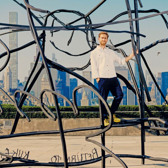 Petrit Halilaj: “Uccelli colorati e massacri, la mia fiaba è di metallo piegato“