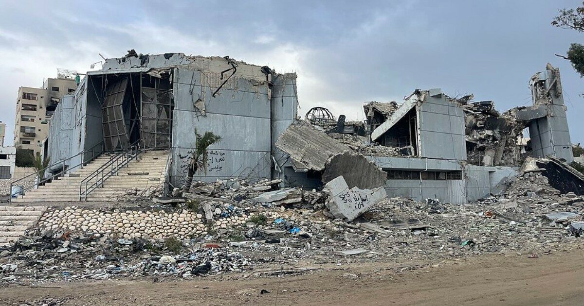 Dalla casa di Arafat alla libreria con oltre 20mila volumi: la guerra a Gaza ha distrutto i luoghi simbolo ...