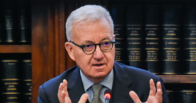 Copertina di Mantovano attacca: “Oggi la magistratura blocca sicurezza, espulsioni, Ilva e lo sviluppo urbanistico di Milano”