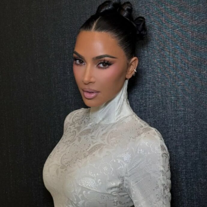 “Stavo masticando, l’ho sputata per sbaglio e le è finita dritta nell’occhio”: l’incidente della “patatina volante” e la “palpatina” al sedere, cosa succede tra Sarah Paulson e Kim Kardashian