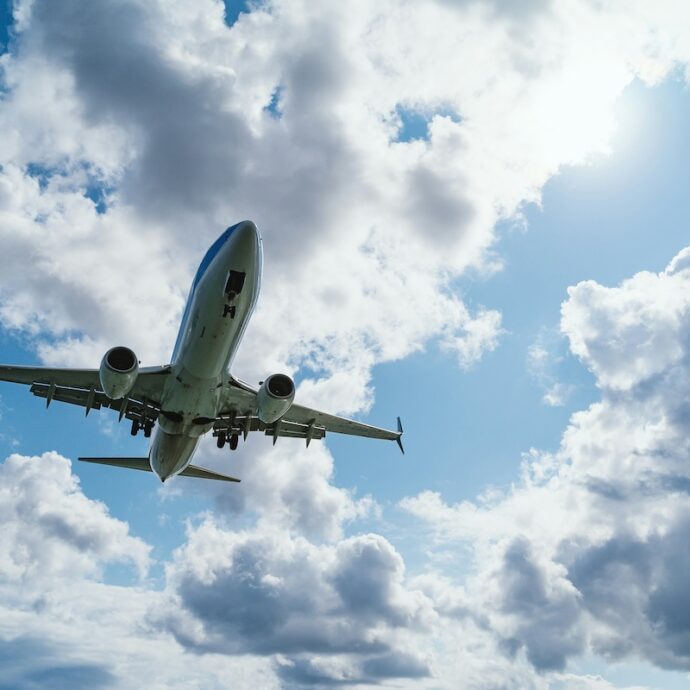 “Turbolenze record, voli sempre più a rischio”: l’allarme dei meteorologi. Le rotte più pericolose e come l’AI aiuta i piloti a prevederle