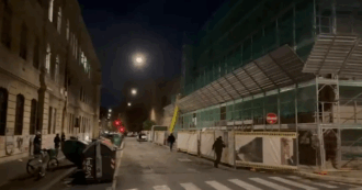 Copertina di Gruppo di giovani tenta di forzare la porta del liceo Righi occupato a Roma: “Fascisti contrari alle lotte degli studenti”