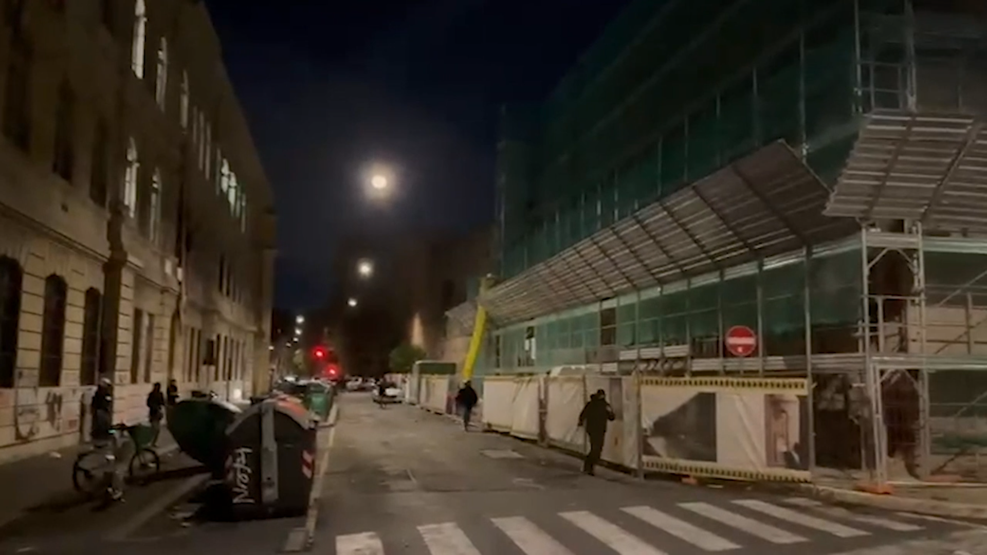 Gruppo di giovani tenta di forzare la porta del liceo Righi occupato a Roma: “Fascisti contrari alle lotte degli studenti” Gruppo di giovani tenta di forzare la porta del liceo Righi occupato a Roma: “Fascisti contrari alle lotte degli studenti”