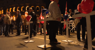 Copertina di Crollo Torre dei Conti, fiaccolata per l’operaio morto con croci bianche e caschetti da cantiere: “La strage deve finire”